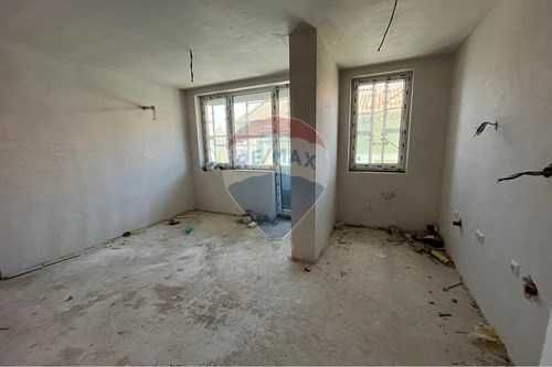 Продава се Тристаен апартамент в Шумен, Пазара - 92 кв.м за 1150 €/кв.м - Снимка #3