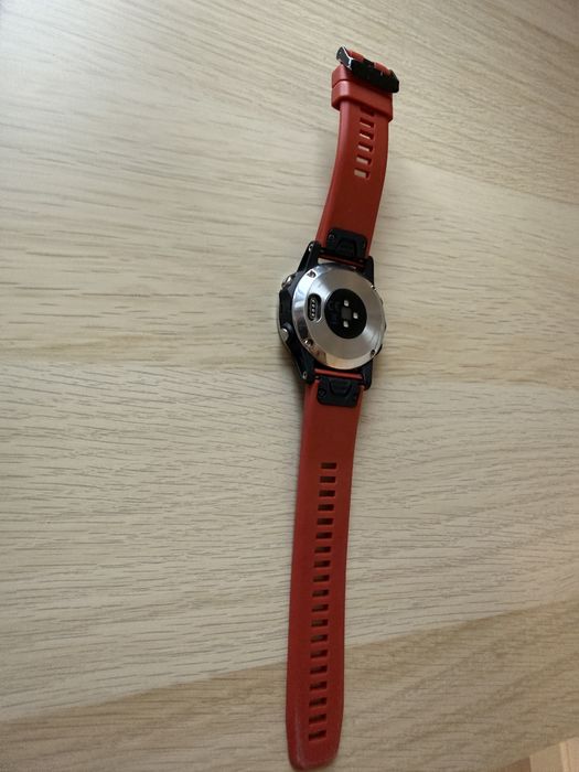 Ceas Garmin FENIX 5s cu curea de cauciuc rosie.