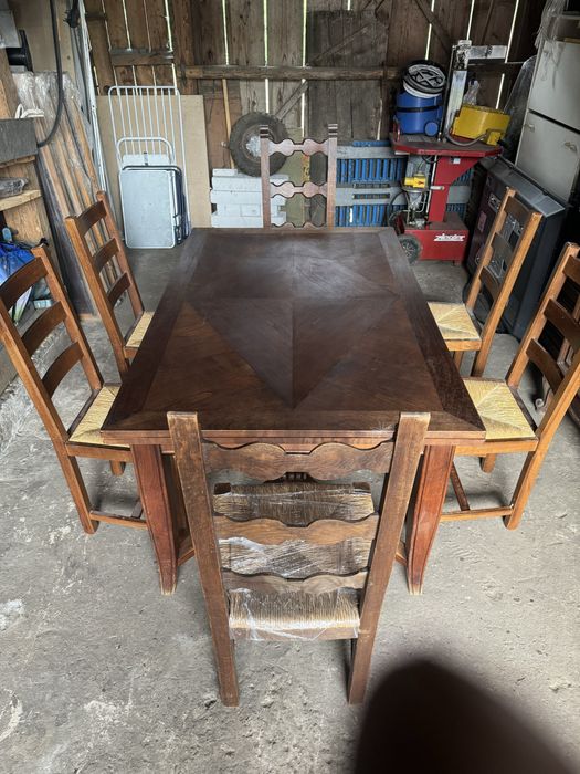 Masă extensibila lemn masiv cu 6 scaune.