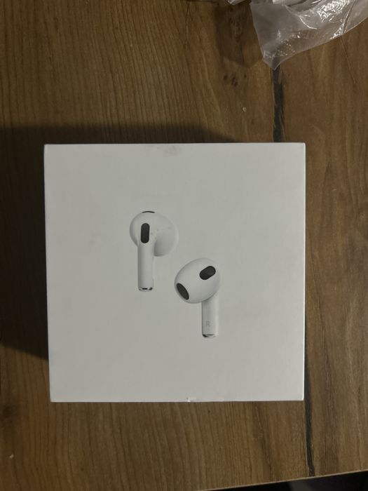 iPhone 14 midnight және AirPods 3