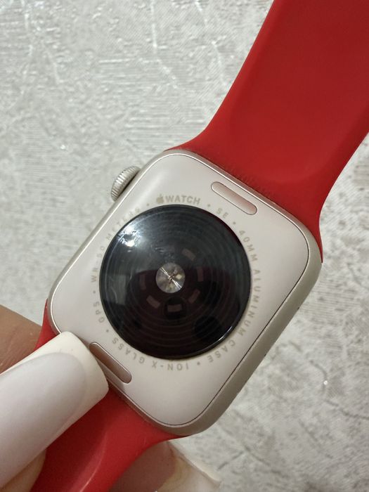 Продам Apple Watch SE