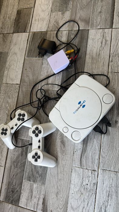 Consolă TV si 2 controllere -obiect vechi