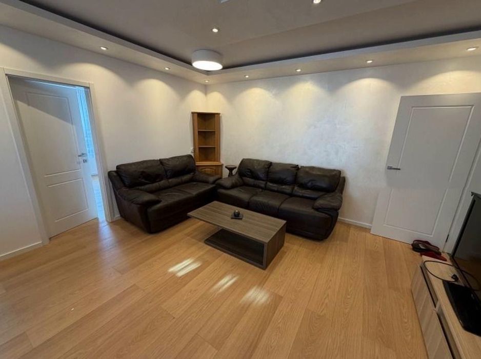 Дава се под наем Тристаен апартамент в София, Витоша - 85 кв.м за 987.36 € - Снимка #2