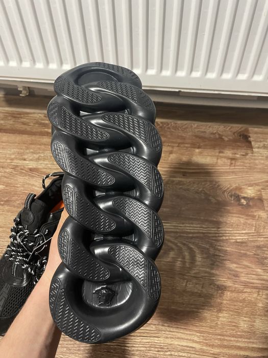 versace chain reaction