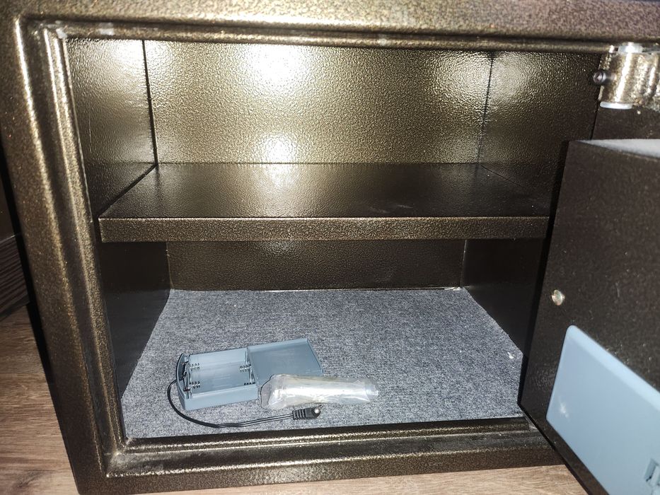 Сейф с ключами как новый