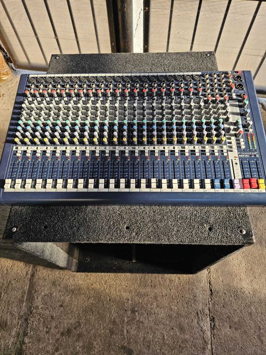 Vand mixer analog Soundcraft MFX 20