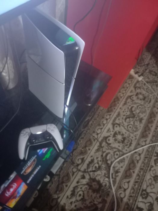 PS5 slim holati ideal tiniq 1TB hotirasi o'yinlar yozigan karobka bor.