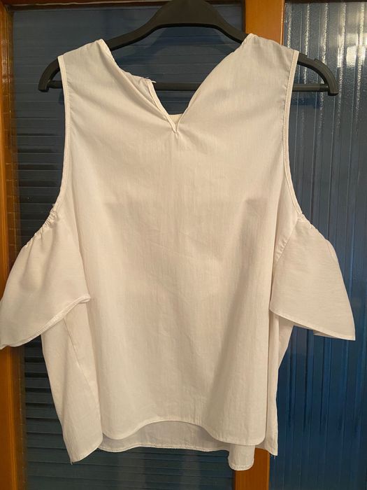 Bluză albă decupată la umeri