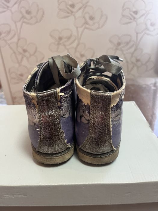 Лилави кожени кецове с пеперуди