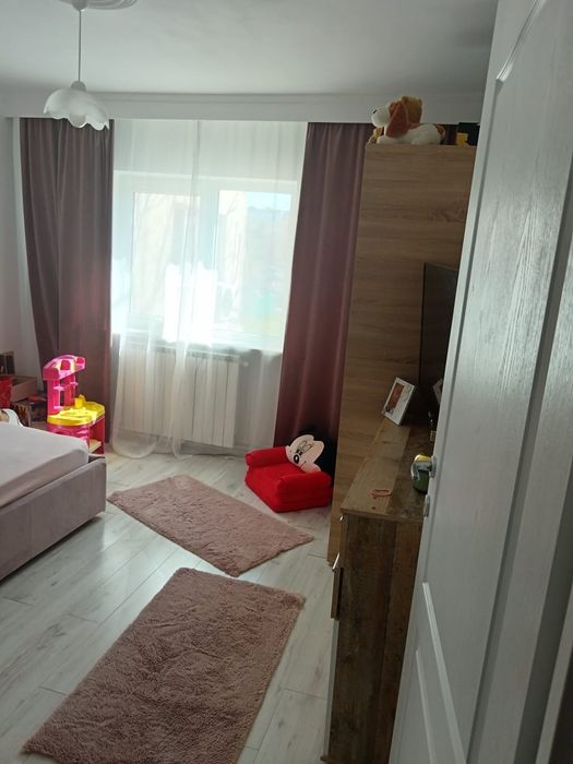 Vând apartament 3 camere  poarta 6