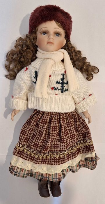 Particular! Papusa din ceramica si textil