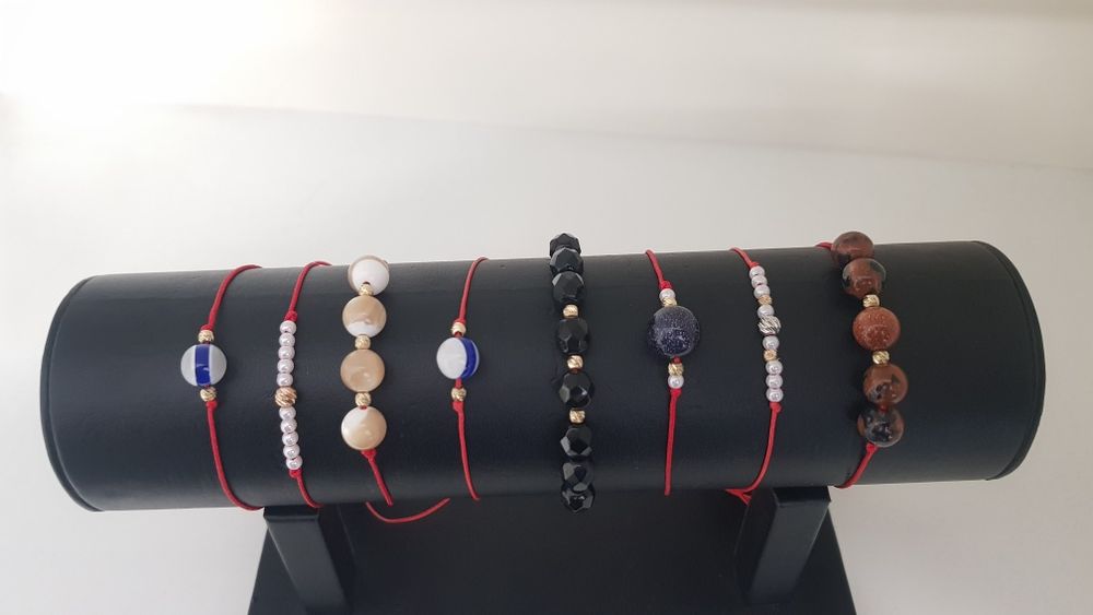 Златни гривни на червен  конец със златни топчета 14 карата