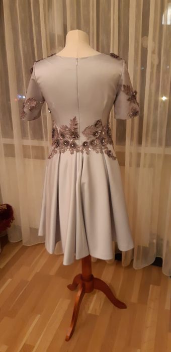 Vand rochii de ocazie sau casual