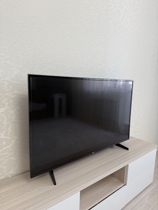 Продаю LG UHD телевизор 49''