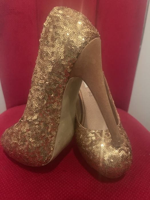 Pantofi cu strasuri si toc inalt