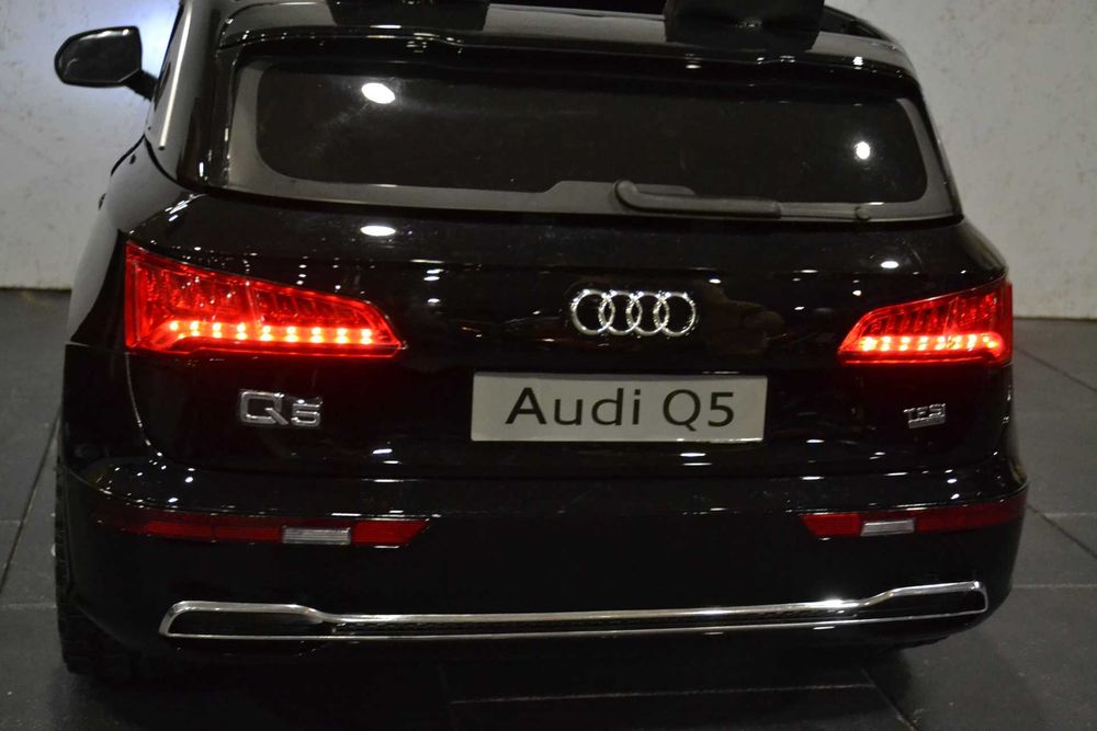 Акумулаторен Двуместна джип Audi Q5 4X4 24V батерия,MP4