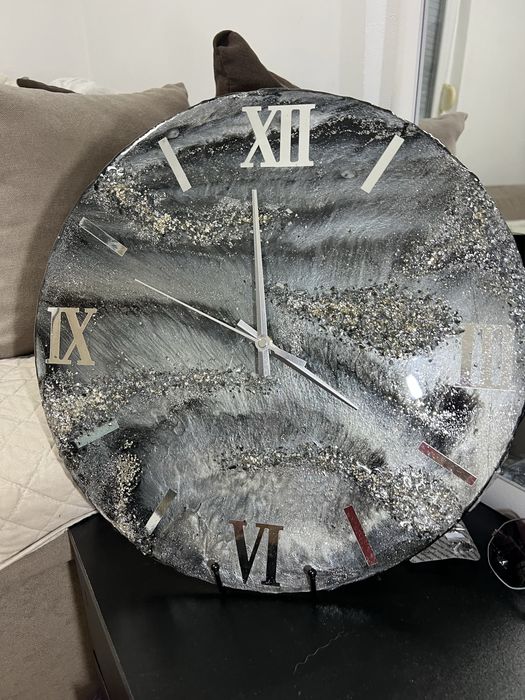 Часовник от епоксидна смола с различни диаметри