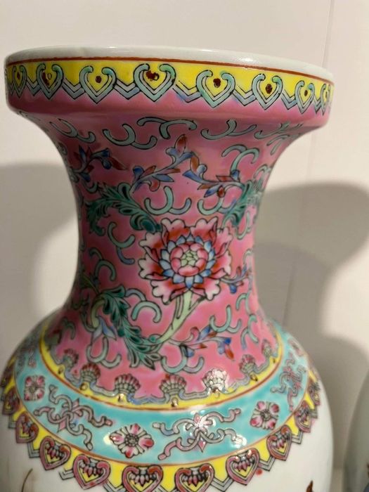 Двойка големи, китайски, порцеланови вази Qianlong Famille Rose Mand