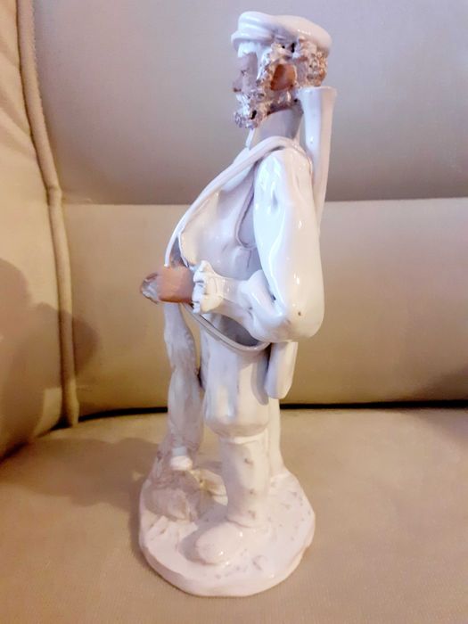 Порцеланова фигура Ловец