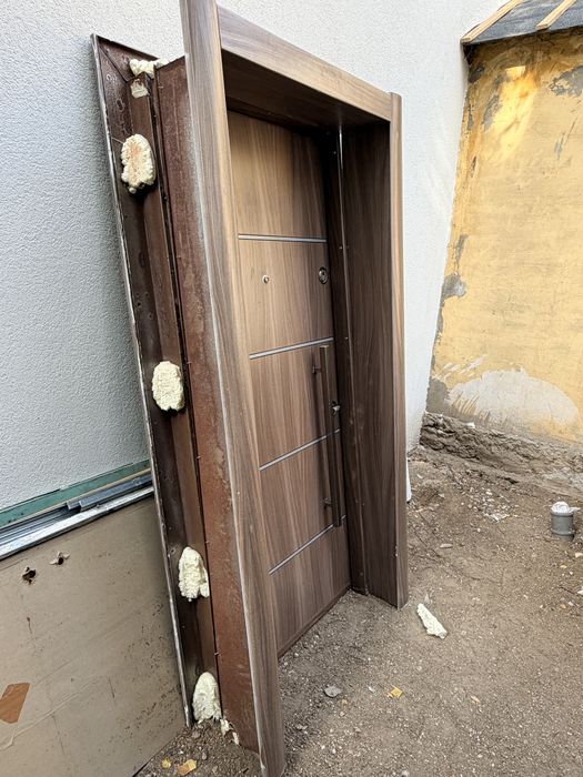 Vand 2 usi metalice de apartament