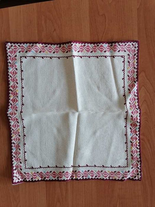 Нови битови покривки, възглавница, кърпички, карета, везани салфетки