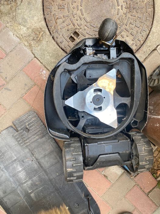 Robot tuns iarba roborow mc 500 defect