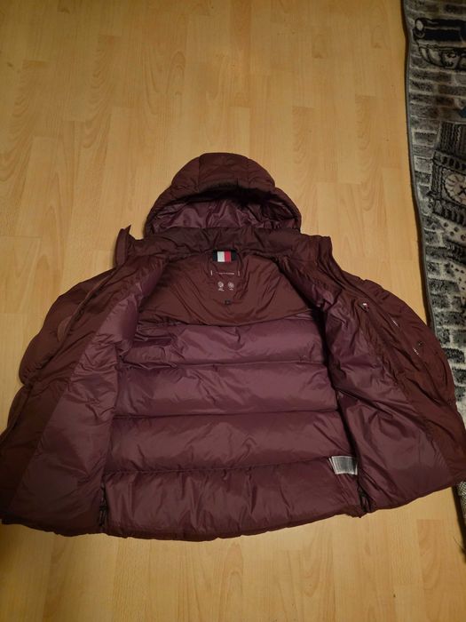 Продавам зимно пухено яке Tommy Hilfiger
