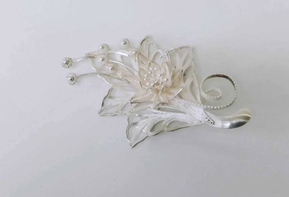 Veche brose filigran, cu flori, din argint de 925