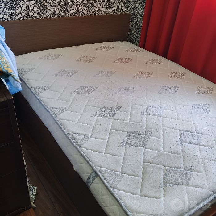 Продаю кровать б/у в хорошем состоянии из МДФ имеется и шкаф