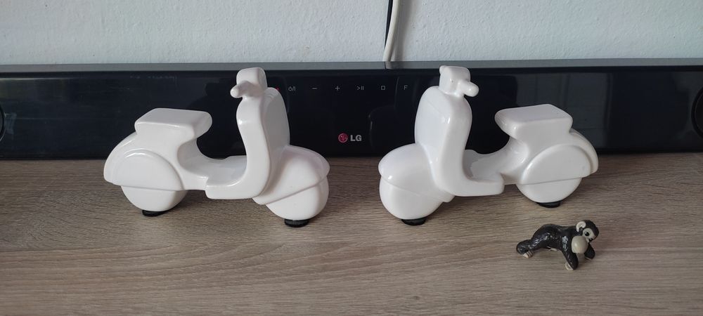 Mini scutere Vespa din porțelan