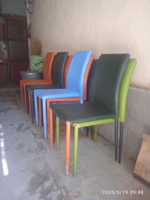 Стулья металлические обиты кож. Заменителем