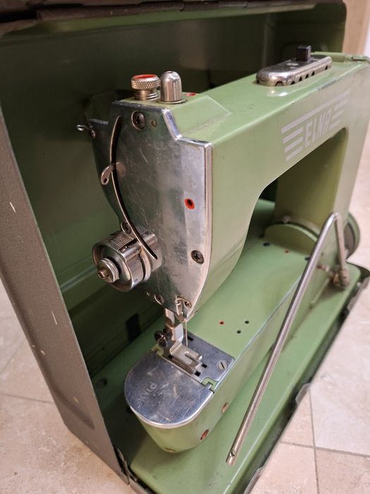 Mașina de cusut vintage Elna
