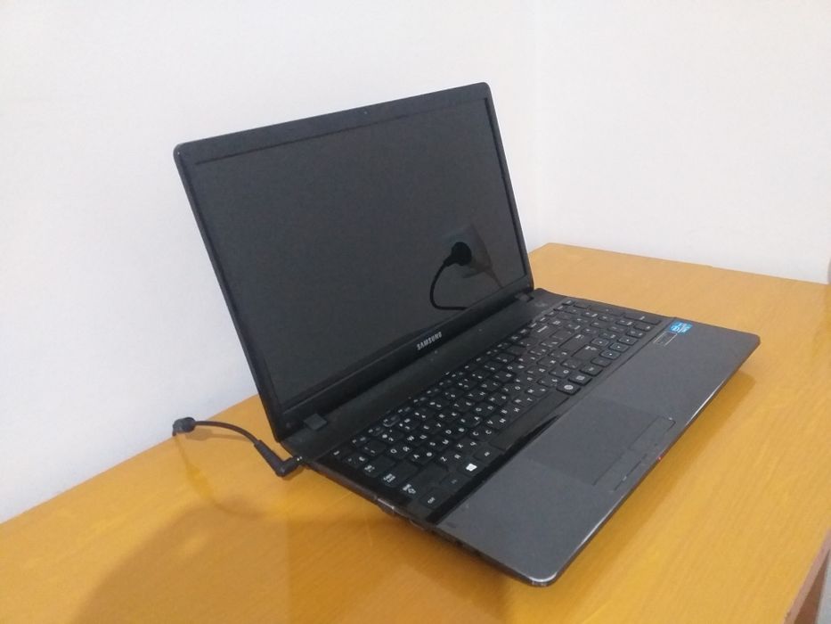 Samsung ноутбук в хорошем сост