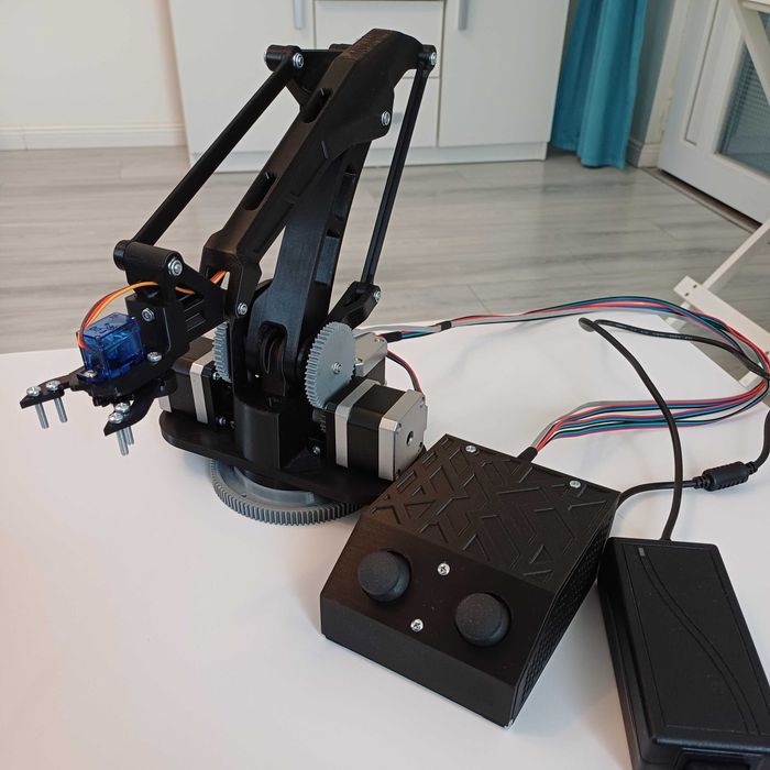 Brat robotic cu controler prin joystick, complet functional, Arduino