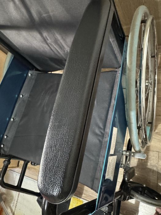 Scaun cu rotile din otel, matetial textil , negru