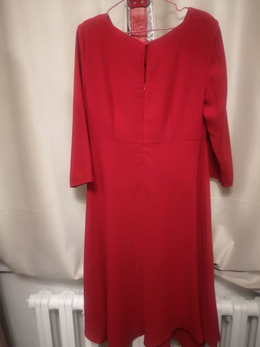 Платье красного цвета