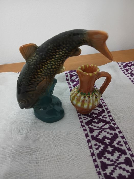 Vas de cupru 120 lei,Cana ceramica 70lei Bibelouri porțelan 35 lei buc.Carte bucate 40.lei