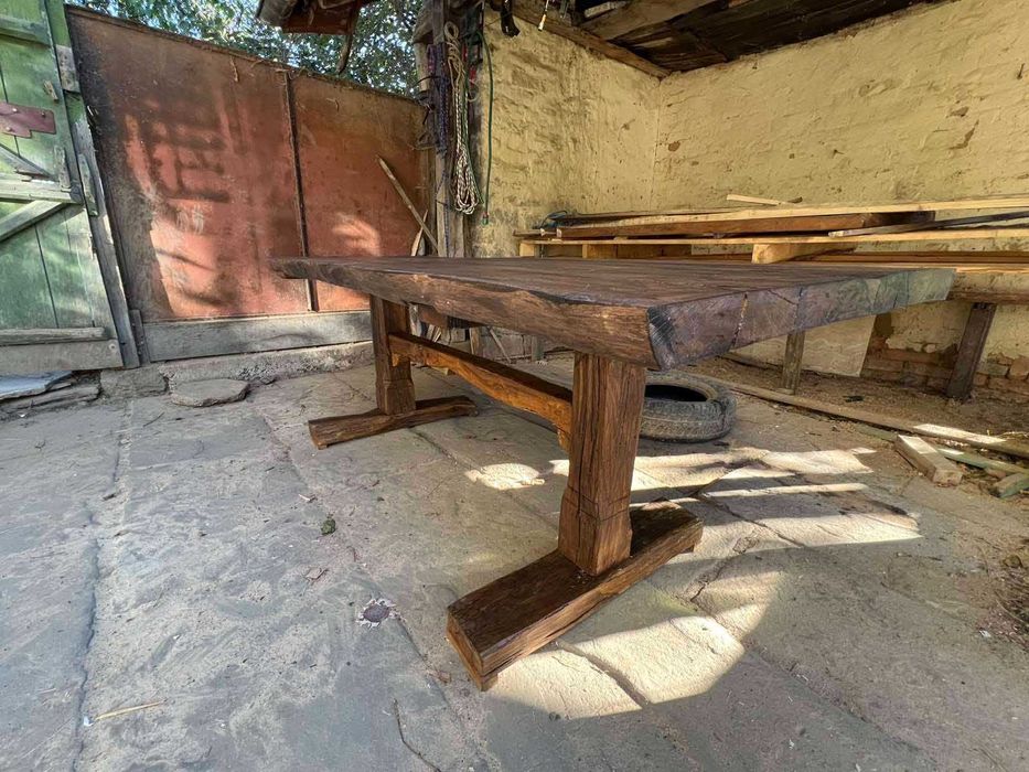 Масивна маса от стари греди