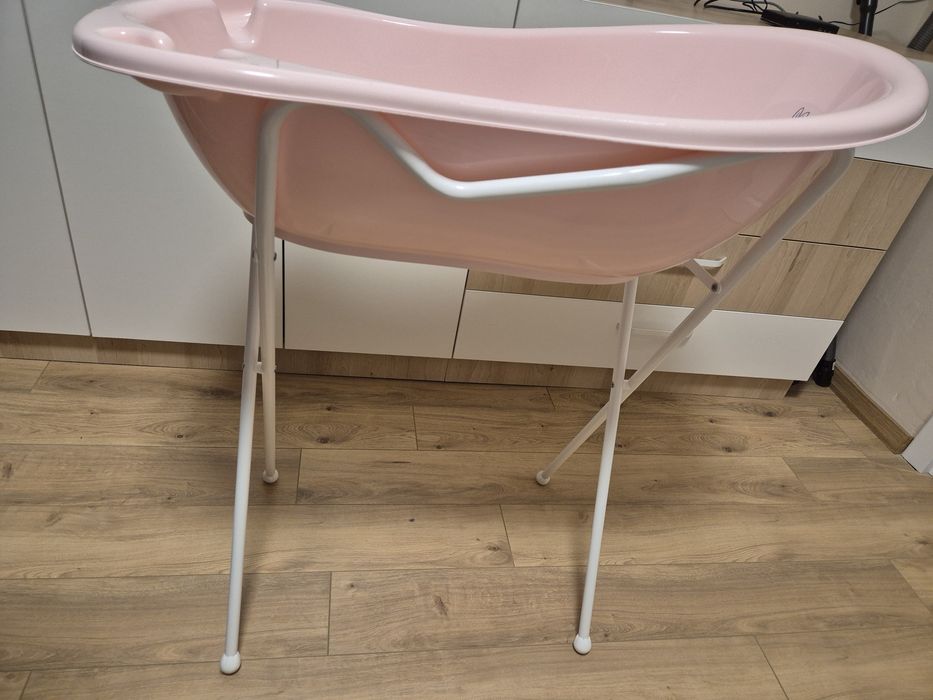 Вана и стойка за бебе
