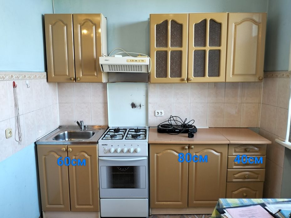 Кухонный гарнитур с плитой и вытяжкой