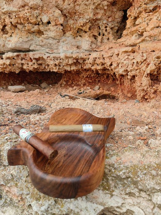 Арт пепелник с място за чаша