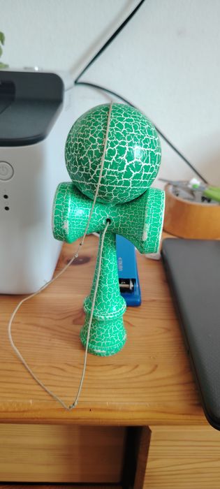 Kendama verde – stare bună, ușor negociabil