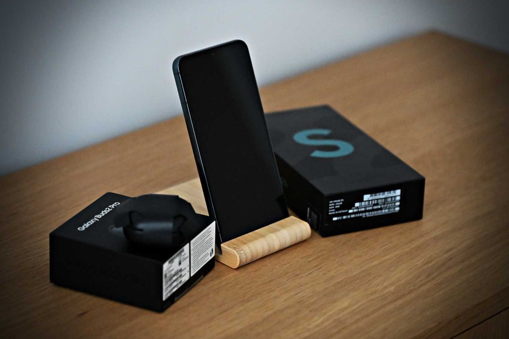 Комплект SAMSUNG S22+ със слушалки - в неразличимо от ново състояние