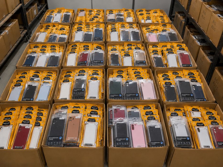 SUPER PRET . LOT peste 15.000 huse și folii pentru Samsung, iPhone și tablete