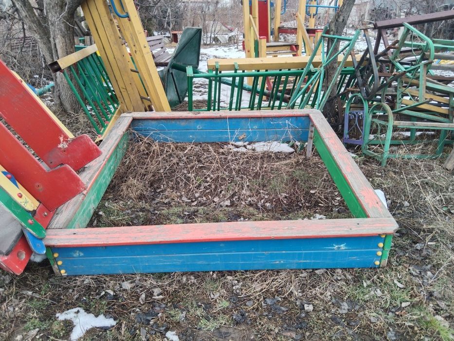 Карусель, песочницы, балансиры ,качели