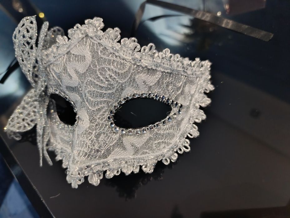 Великолепная карнавальная маска в серебряном цвете