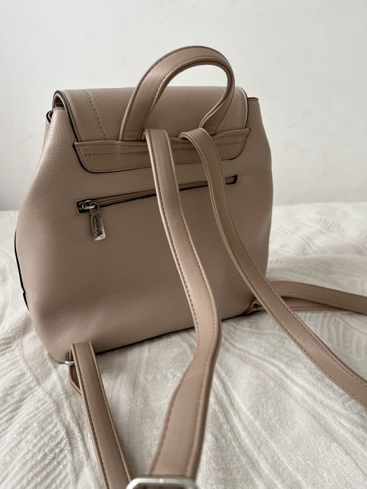 бежевый рюкзак