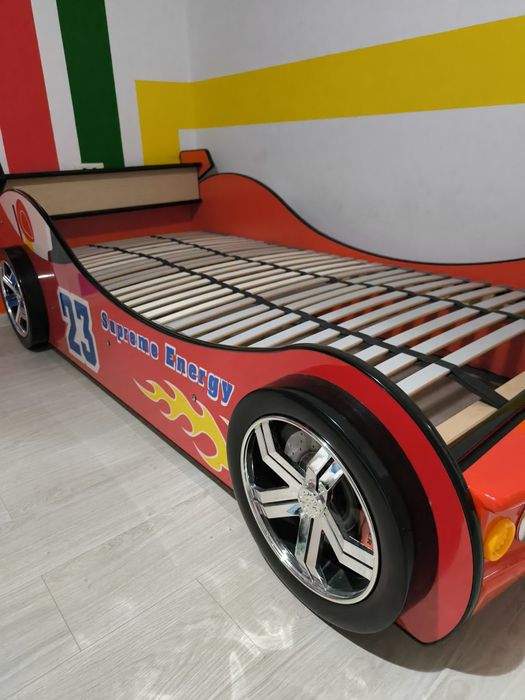 Pat mașinuță cu faruri funcționale și bandă LED  stare excelentă!