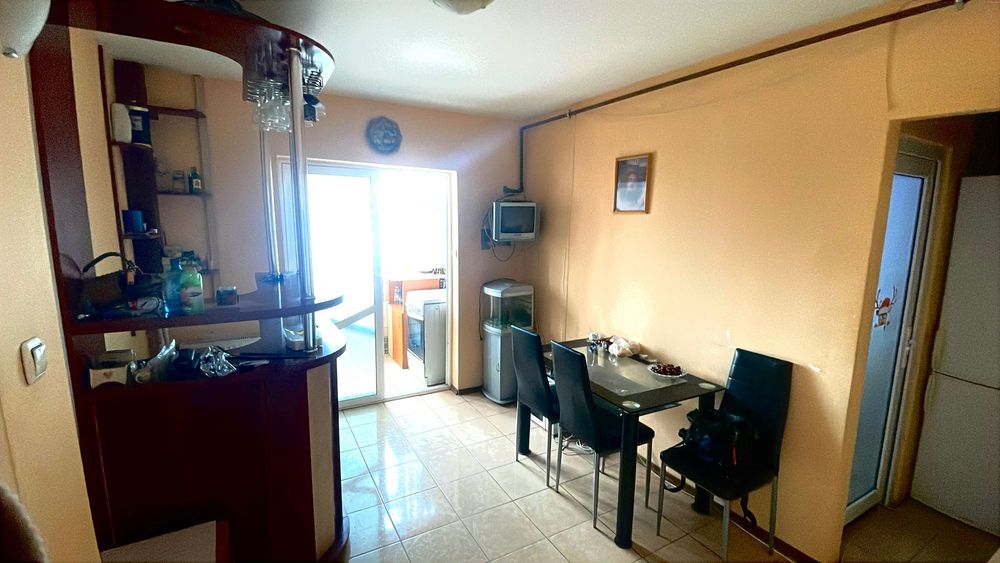 vând apartament 3 camere 56 mp decomandat