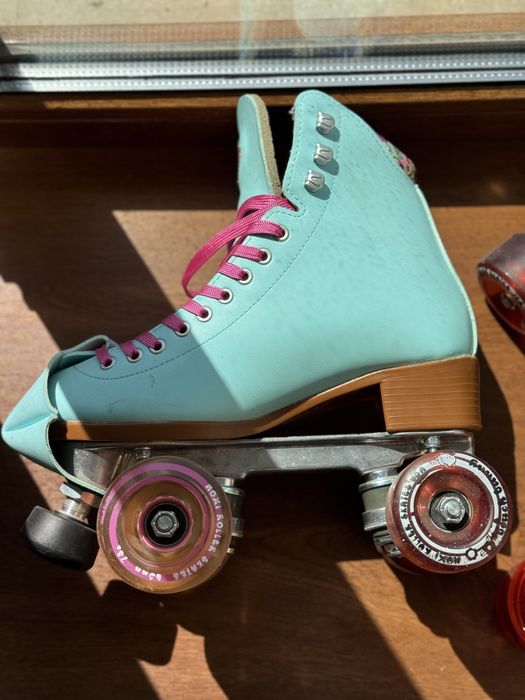 Роликовые коньки